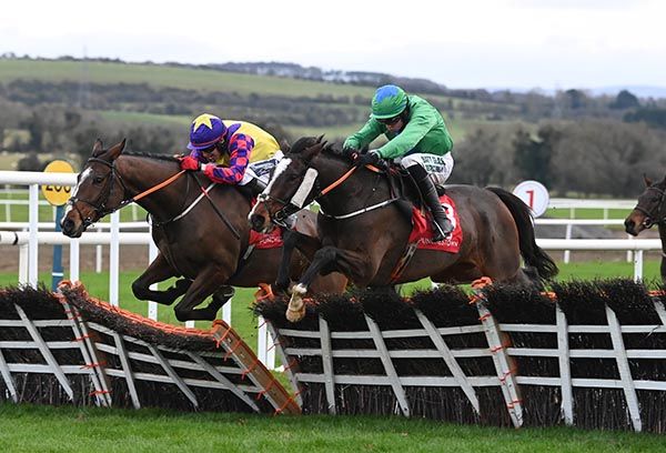 Penny Jar, near side, beats Clear The Clouds by three parts of a length