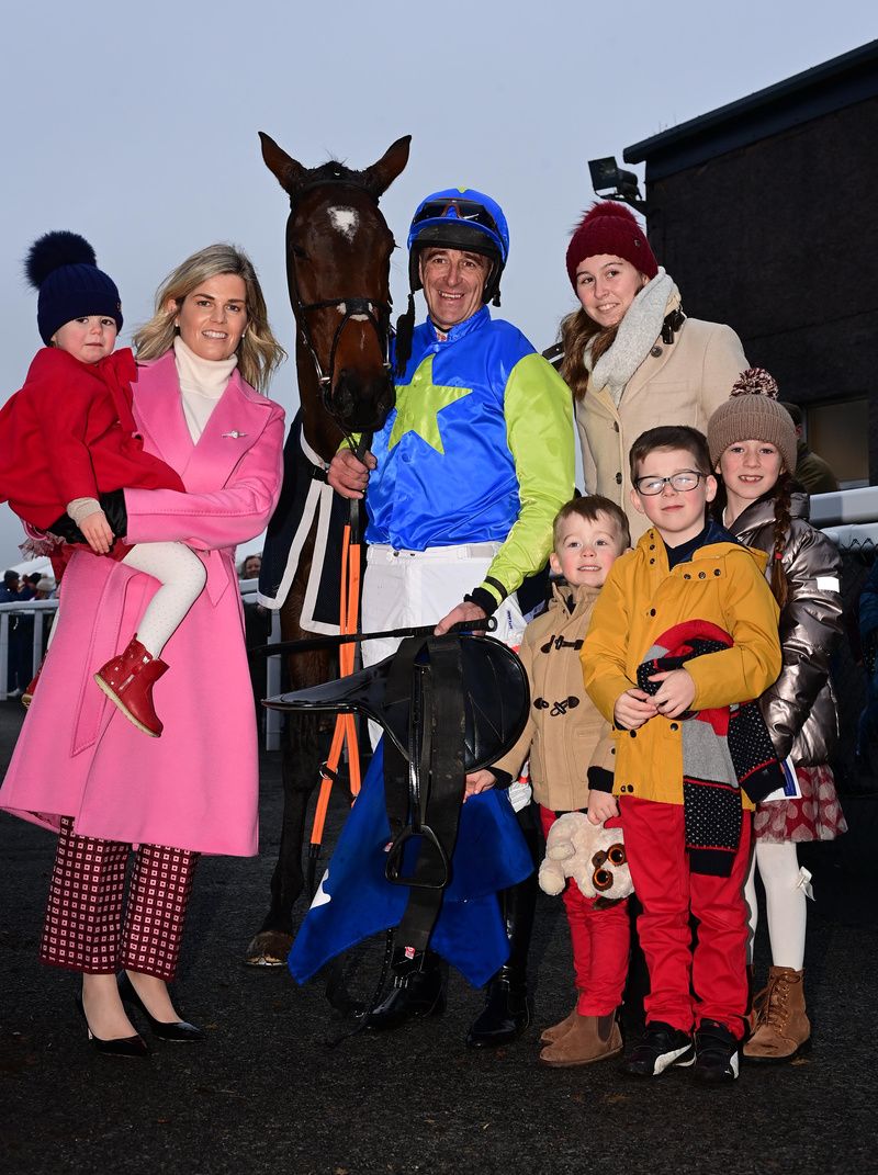 Davy Russell with Liberty Dance, his wife Edel and children Lily, Tess, Liam, Finn and Jaimee 