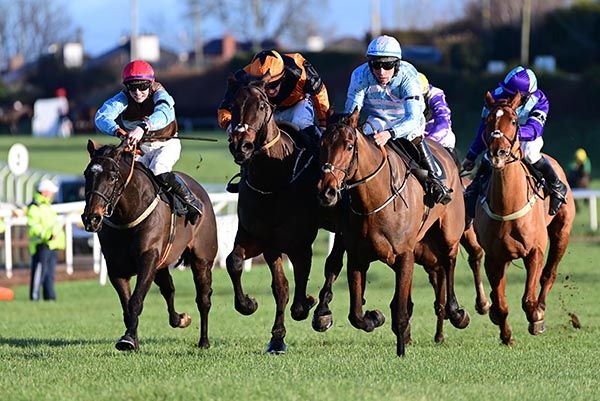 Eye Van (Niall Moore up, on the left)