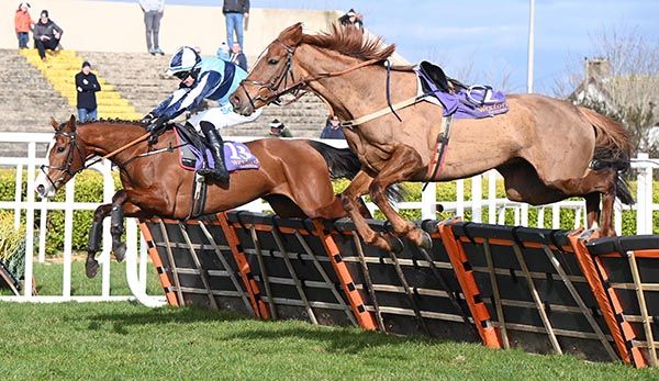 Loose Blondesandbubbles gives the last 'plenty of air', alongside winner Feet Of A Dancer 