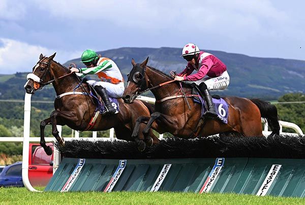 Red Ball Of Fire (nearest) jumps the last alongside Delante