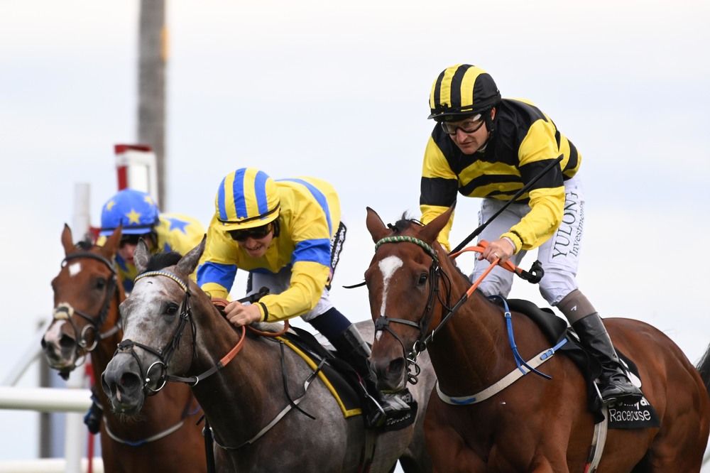 St Faz (right) pips Evening's Empire