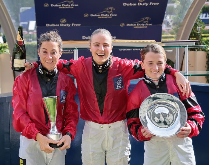 Saffie Osborne (centre)