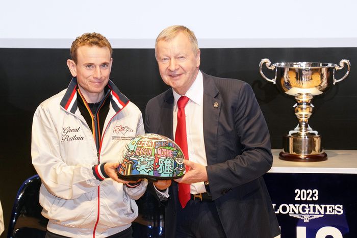 Ryan Moore continued a fine start to the day at Sandown when landing the Gordon Richards Stakes. 