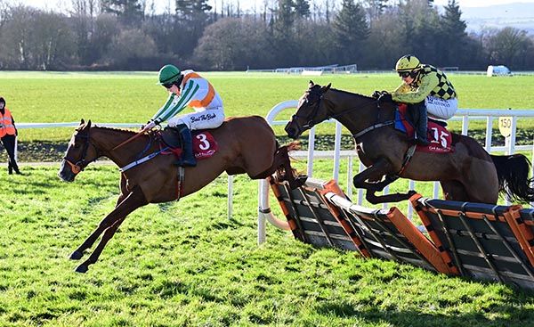 D Art D Art puts in a better jump than Paggane at the last  