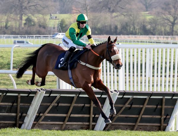 Making Headway (Henry Brooke) winning at Newbury