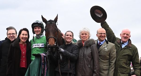 Jasmin De Vaux with delighted connections