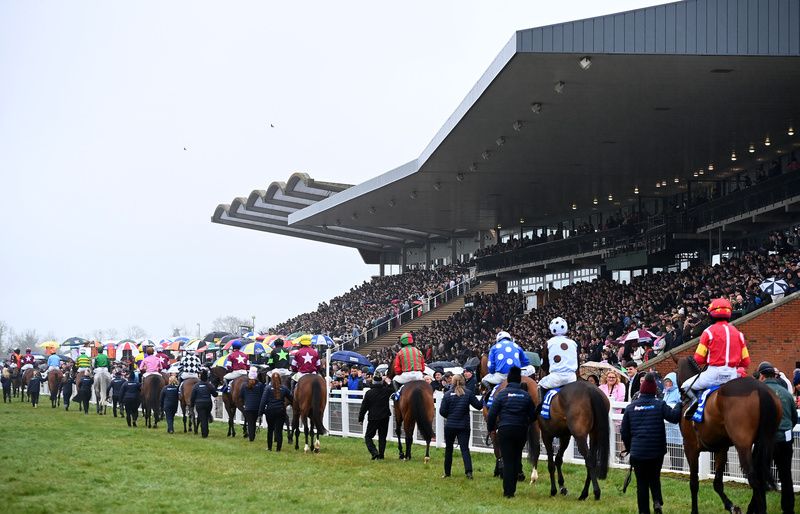 Fairyhouse 1-April-2024The parade for the 2024 Irish Grand National in front of a packed enclosure.Healy Racing