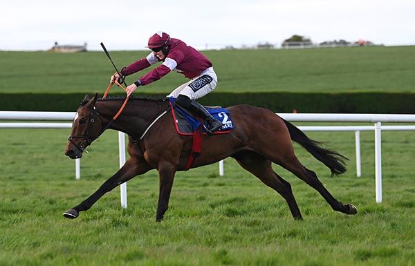 Bleu De Vassy stretches away under Harry Swan