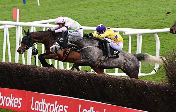 Il Etait Temps and Danny Mullins yellow win the Grade 1 Barberstown castle Novice Steeplechase from Gaelic Warrior Pink 