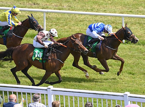 Daonethatgotaway (blue) holds Lisamaria   