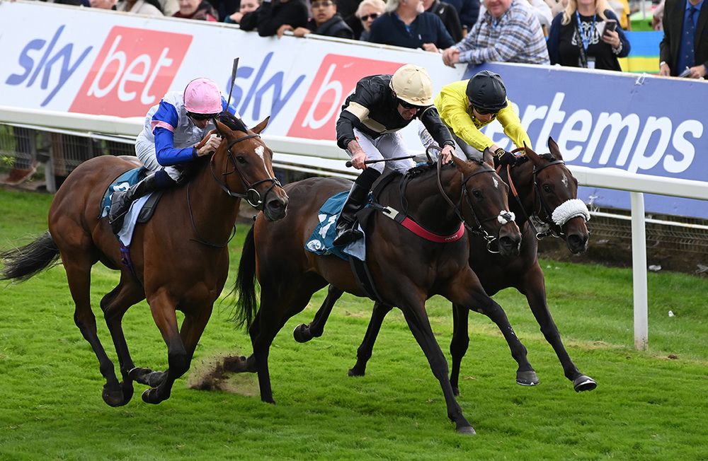  Alfa Kellenic (centre)