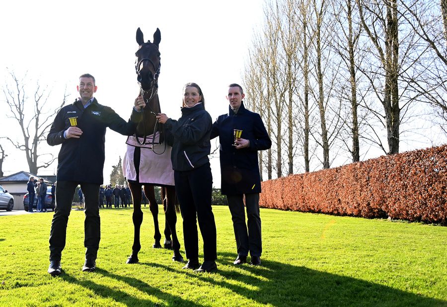 Inothewayurthinkin with Gavin Cromwell, jockey Mark Walsh and groom Caoimhe O'Brien