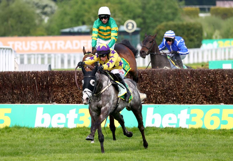 Il Etait Temps winning at Sandown last year