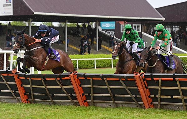 Arnacoeur, far side, tastes victory for the first time