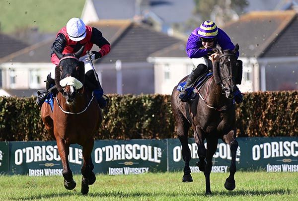 Killinure Lass (Jordan Gainford, right) races to success from eventual 3rd I A Connect (Toni Quail)