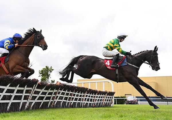 Joueur Masque and Gavin Brouder 