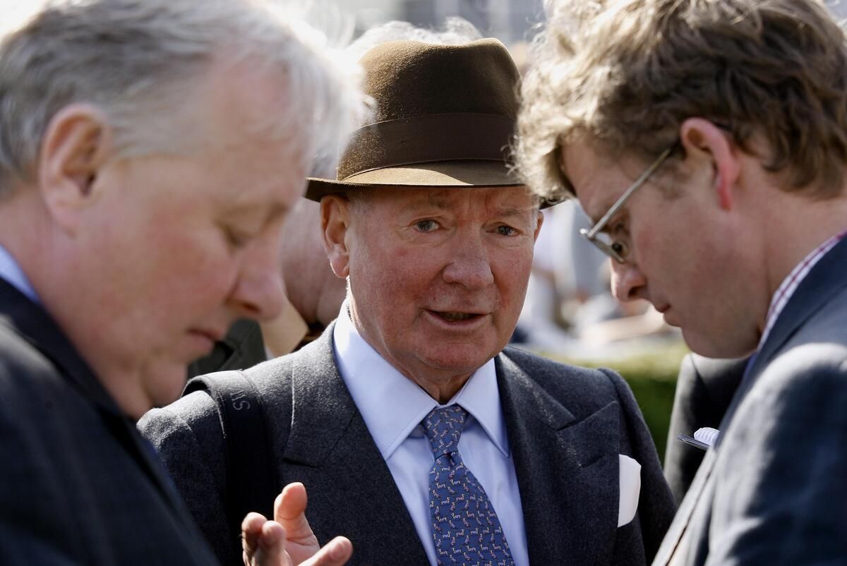 HWTG25 BARRY HILLS WITH REPORTERS RACEHORSE TRAINER ROWLEY MILE COURSE NEWMARKET ENGLAND 19 April 2007