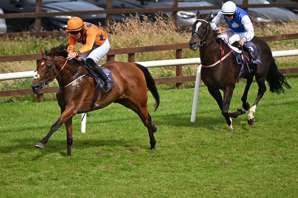 Sargent Lightfoot (Kieren Buckley) beats Jack Holiday (Peter Smithers)