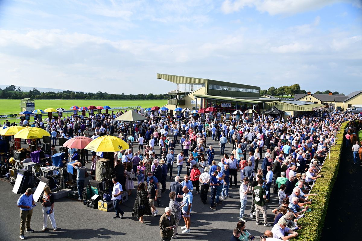 Ballinrobe 11-August-2025A packed betting ring at the County Mayo venue.Healy Racing