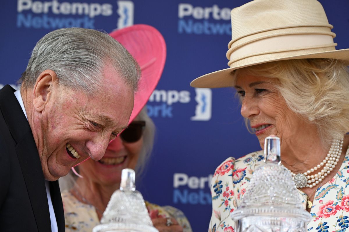 York 21-August-2025 Pertemps Network Yorkshire Oaks (G1)Minnie Hauk joint owner Derrick Smith with Queen Camilla.Healy Racing