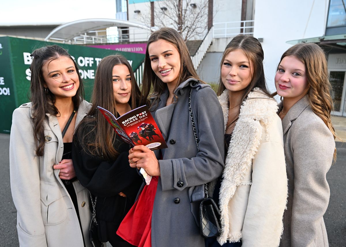 Leopardstown 26-December-2025Racegoers on Day 1 of The Christmas Festival L-R Eimear Mulqueen, Niamh Manning, Suzanne Prendergast, Aoife Judge and Una Egan.Healy Racing