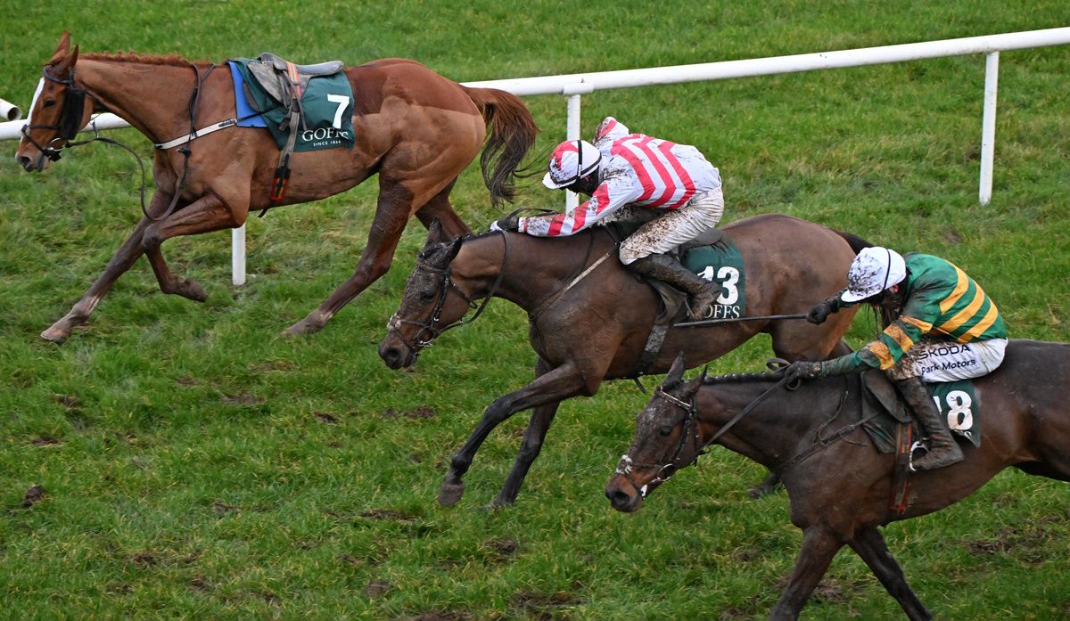 Now Is The Hour, red and white, pips Better Times Ahead in the Thyestes