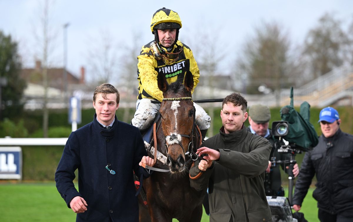 Lulamba and Nico de Boinville win for trainer Nicky Henderson 