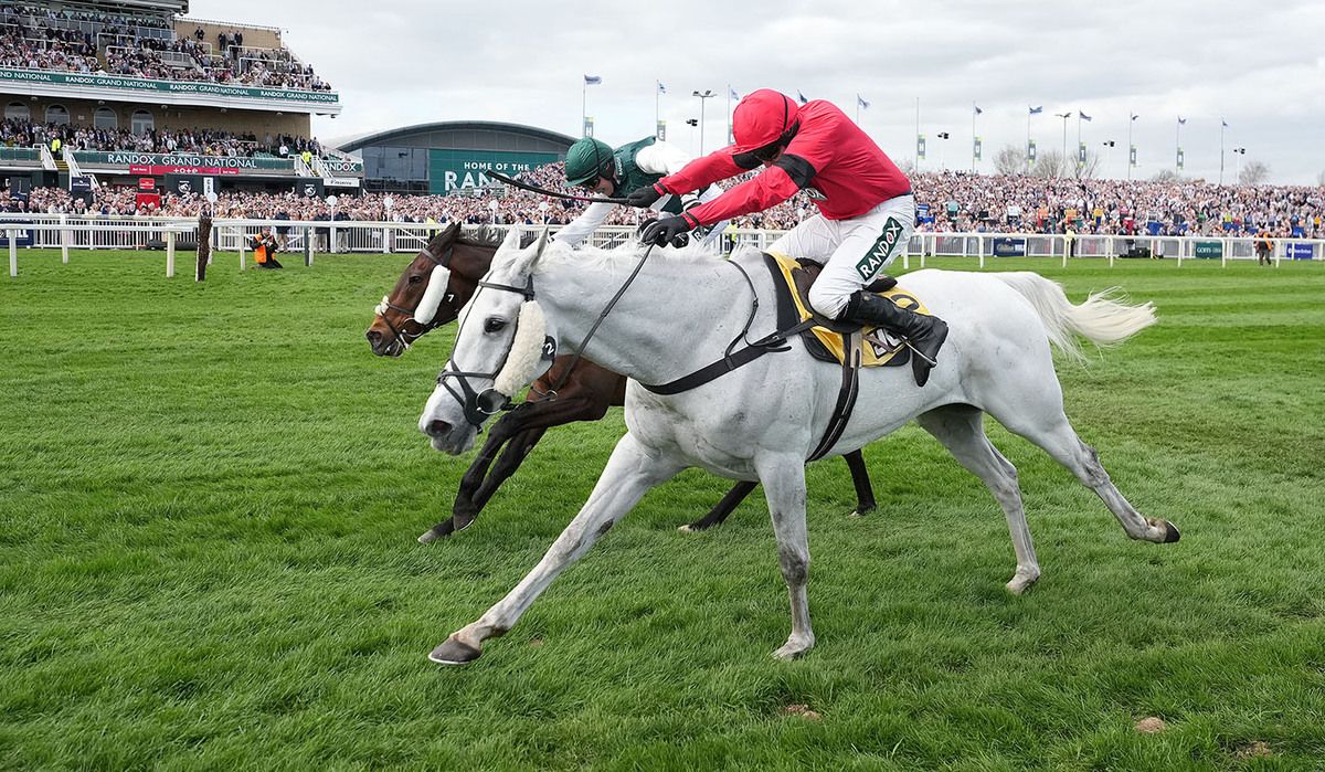 Grey Dawning (Harry Skelton) beating Solness