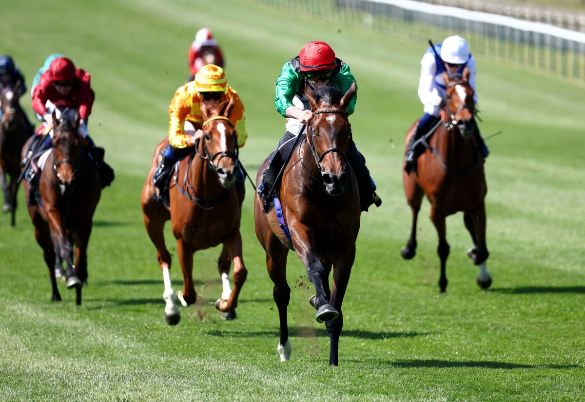 Earth Shot winning at Newmarket