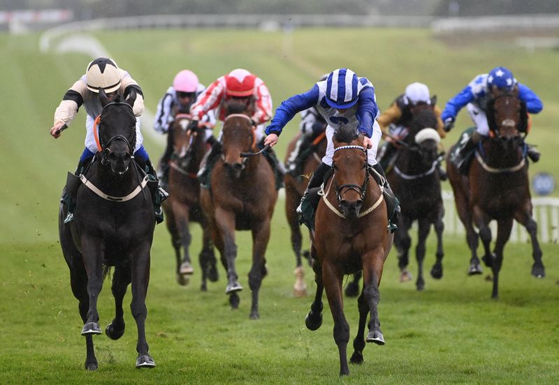 Howd'yadoit and Gary Carroll, blue and white striped cap, catch Eclairage, left