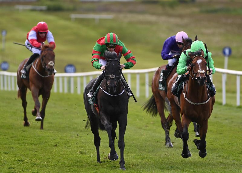Santa Bravado and Billy Lee (centre)