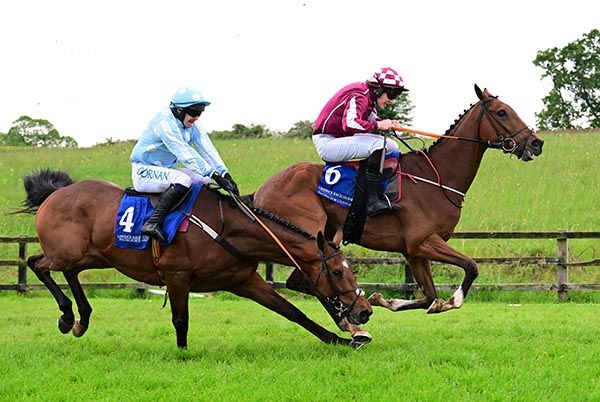 Sporting Glance gets away on the run-in from Rusty Harkness 