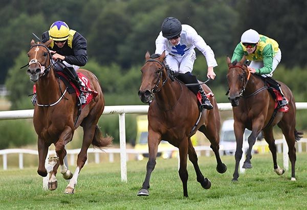 Duchess Of Kenli (centre)