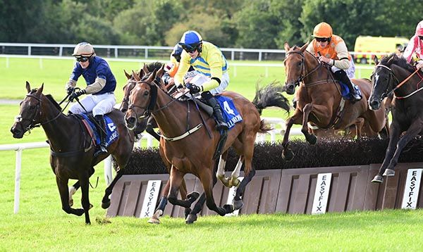 Koeur A Prendre and Dan King orange silks right win 