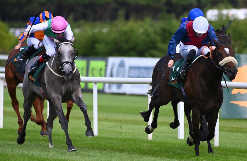 Maire Rua, pink cap, comes to pass Timeless Tale, white cap