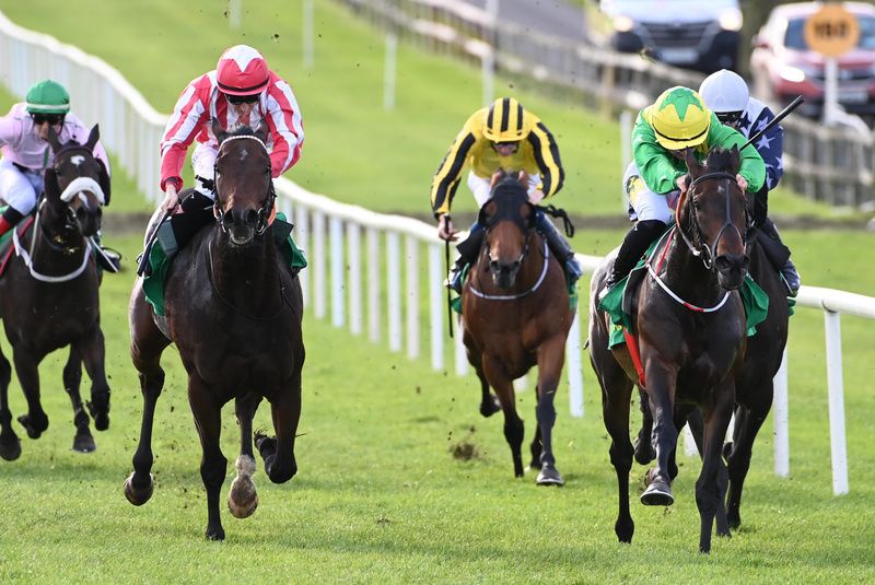 Smoke Them Out and Sadhbh Tormey, yellow cap with green star, in full flow
