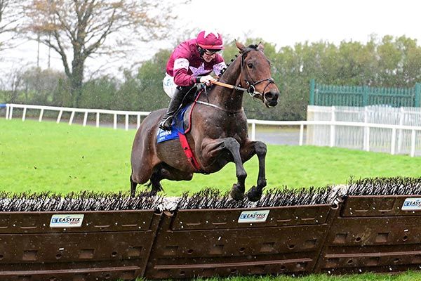 Thinkitdontjinxit and Jack Kennedy jump the last to win 
